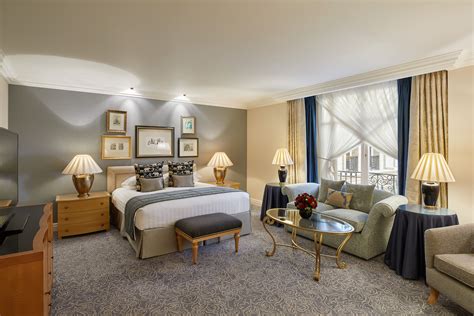 EXECUTIVE HOTEL .